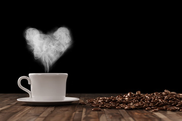 Herz aus Dampf über Tasse Kaffee