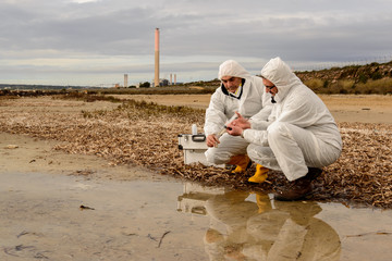 Expert Analyze the Water / Technical experts, shall pay with test tubes contaminated water.