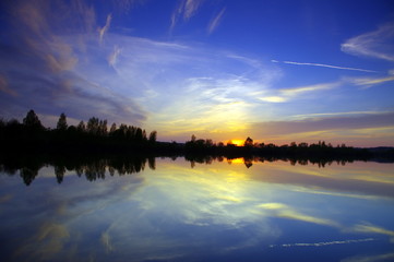 Obraz premium Dramatic evening sky over lake, tranquil nature scene