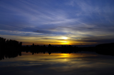 Obraz premium Dramatic evening sky over lake, tranquil nature scene