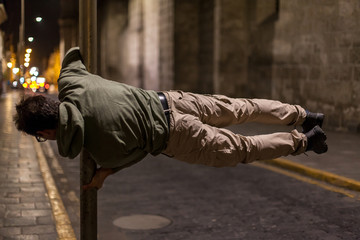 Uomo in bandiera su un palo stradale