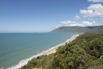 Playa de arena blanca en la costa australiana de Queensland. 