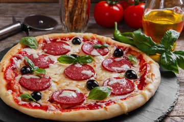 Obrazy na Szkle  pizza z pomidorem salami i serem