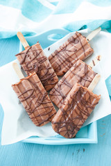 Hausgemachte Eis am Stiel