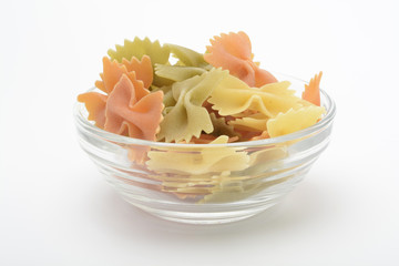 Pasta farfalle en un bol