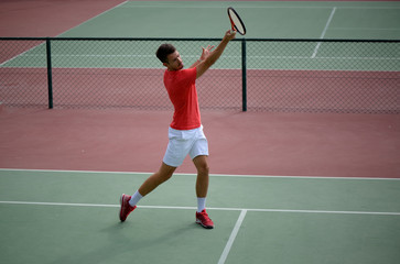 Obraz premium Male tennis player practice in tennis court