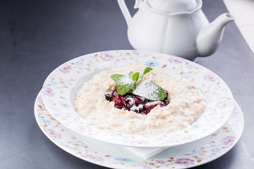 oatmeal with berries