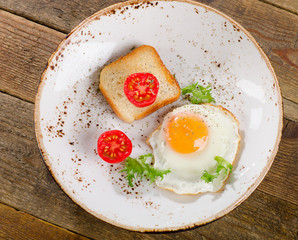 Breakfast with egg, toast and fresh vegetables.