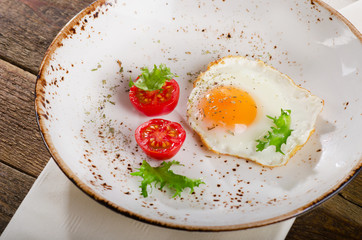 Fried egg with fresh vegetables.