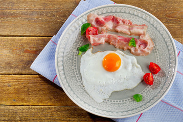 Fried egg with bacon for a healthy breakfast.