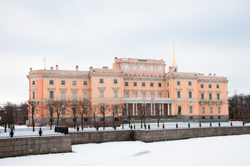Fototapeta na wymiar Landmark St. Petersburg, Mikhailovsky Castle. Fontanka river in