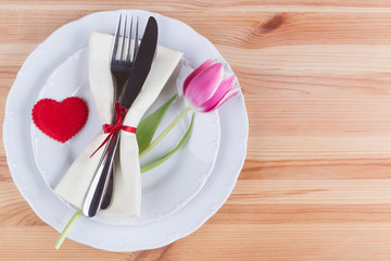 Herz auf dem Teller mit Messer und Gabel
