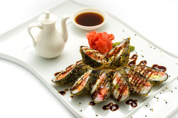 Sushi roll with salmon tempura