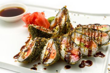 Sushi roll with salmon tempura