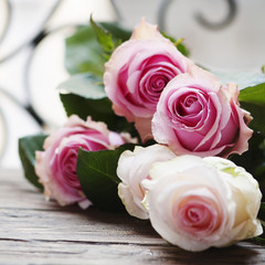 Pink roses on the wooden table