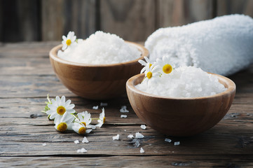 Obraz na płótnie Canvas Concept of spa treatment with salt and daisy