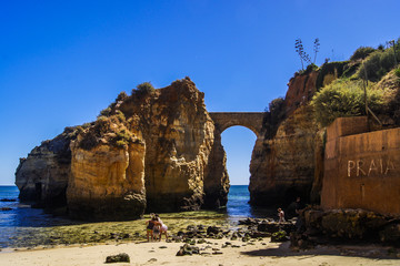 Strand mit Steinbrücke am Ponta da Piedade an der Algarve in Portugal