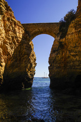 Alte Steinbrücke zwischen den Algarve-Klippen bei Lagos in Portugal