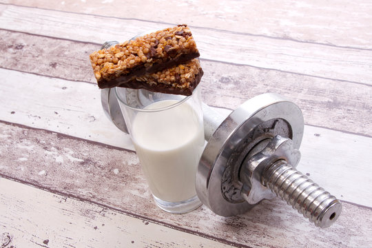 proteinriegel, Milchshake und Hantel
