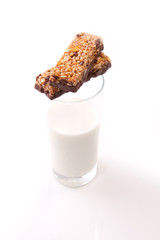 Eiweißshake mit zwei Müsliriegeln auf weißen Hintergrund