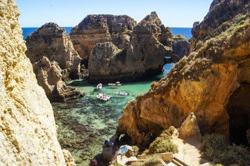 Steintreppe runter zu den Booten am Ponta da Piedade in der Algarve 