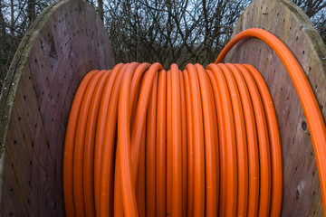 Kabelrolle mit orangem Schlauch