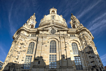 Fototapeta na wymiar panoramic view of church (Frauenkirche) in Dresden, Saxony, Germany on a sunny day in front of blue sky
