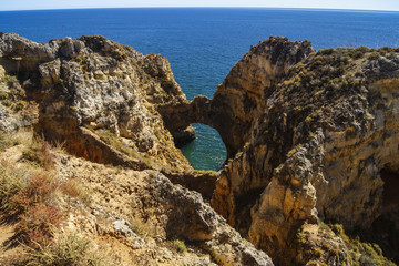 Felstor in der steinernen Küste der Algarve in Portugal