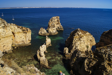 Felsen prägen die Landschaft von Ponta da Piedade an der Algarve in Portugal