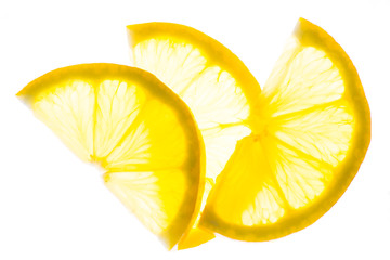 Drei halbe Zitronenscheiben 2