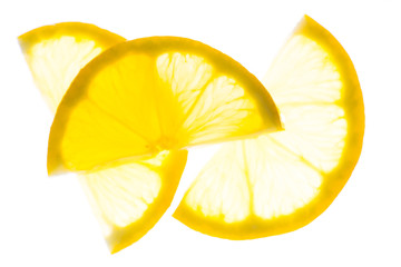 Drei halbe Zitronenscheiben