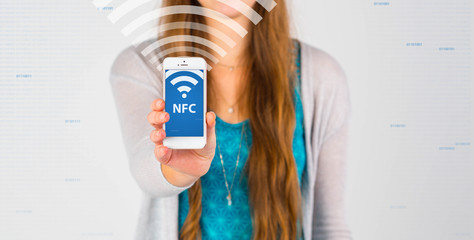 Bargeldloses Bezahlen mit NFC (near field communication) Technologie über ein Smartphone