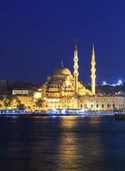 Fototapeta na wymiar The New Mosque ( Yeni camii ) at night,Istanbul,Turkey.