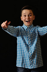 Szczęśliwy chłopiec w kraciastej błękitnej koszuli 