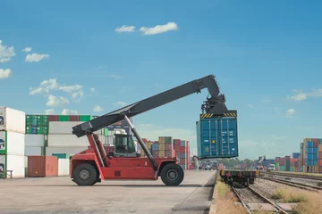 Photo sur Plexiglas Porte Chargement de la boîte de conteneurs de manutention de chariots élévateurs au train de marchandises