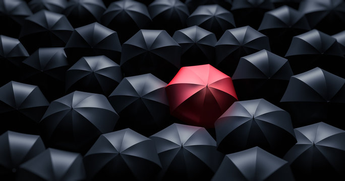 Roter Regenschirm in schwarzer Menge