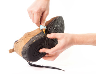 Men's shoes glue hands.