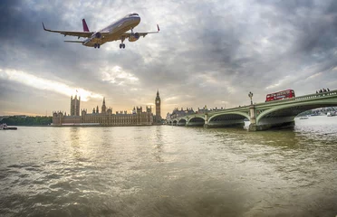 Fotobehang Vliegtuig boven Londen © dade72