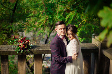 Naklejka premium Bride and groom. Wedding couple in a park