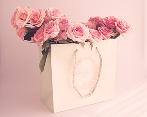 Obraz premium Roses in a vintage beige paper bag
