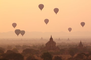 Obraz premium stare świątynie buddyjskie i pagody w Bagan, Myanmar