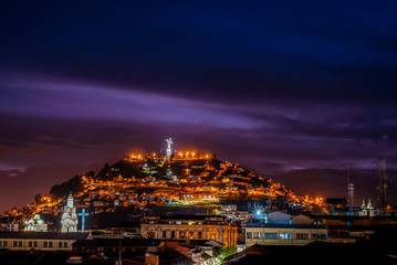 Centro histórico de Quito al anochecer