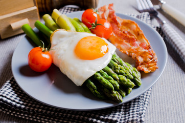 Green asparagus with fried eggs