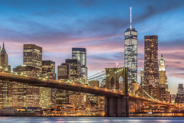 Fototapeta premium Brooklyn Bridge z zachodem słońca, Nowy Jork, USA