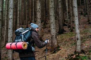 Naklejka premium caucasian male hiking in mountains