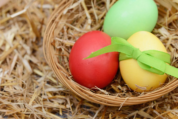 Ostereier im Korb  im Stroh