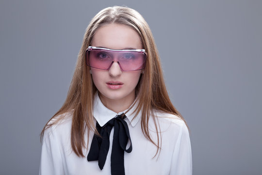 Frau Gesicht trägt Laserschutzbrille Porträt