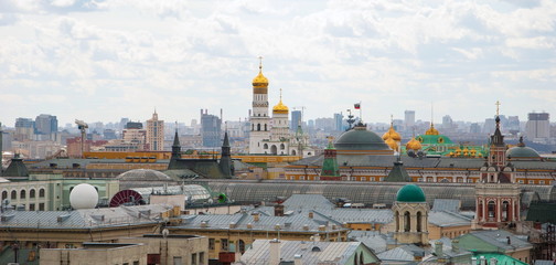 Obraz premium Aerial view of Moscow - on Kremlin, churches, roofs, towers and houses
