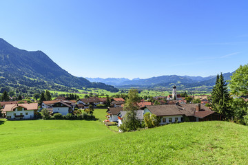 Fototapeta na wymiar Ausblick über Rettenberg ins Oberallgäu