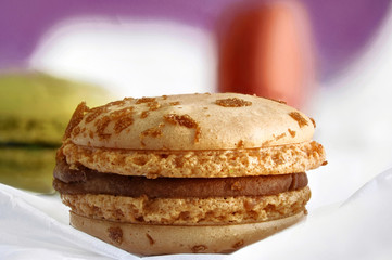 braunes Macaron mit Moccafuellung
